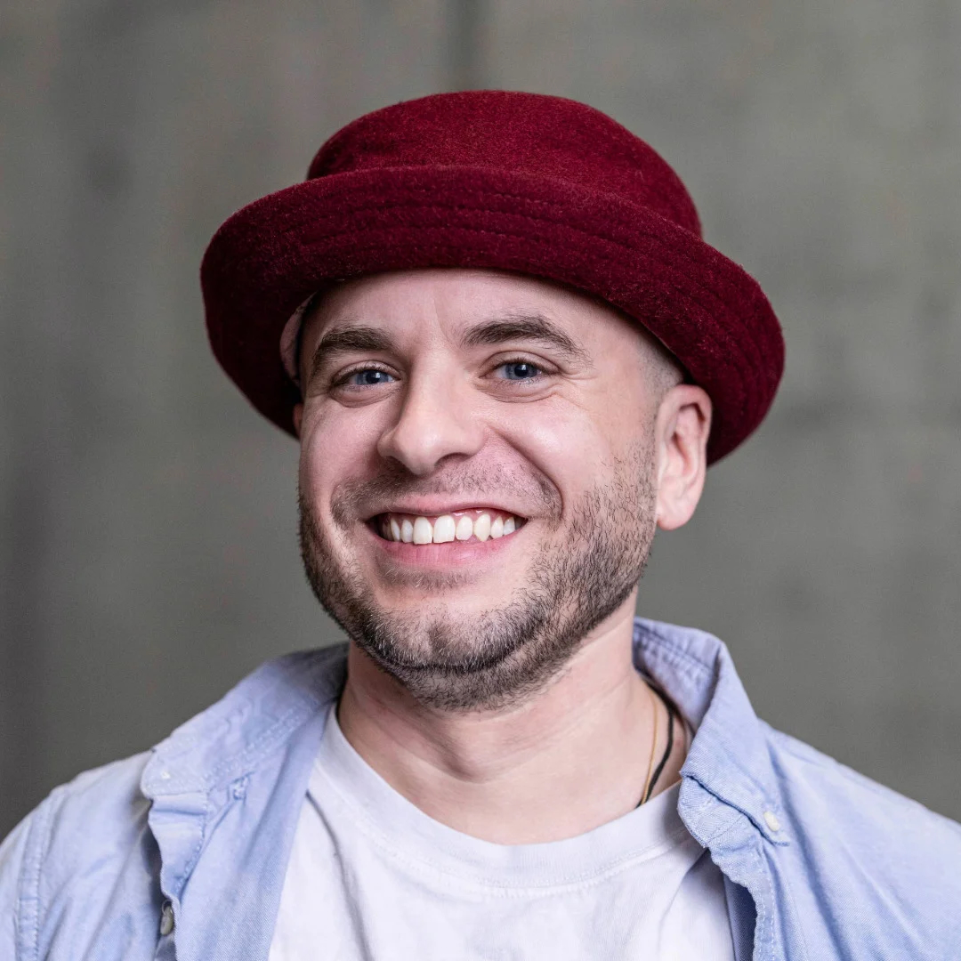 Benjamin Cueni mit bordeauxrotem Hut
